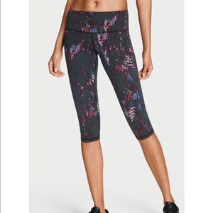 NWT VICTORIAS SPORT KNOCKOUT TIGHT LEGGINGS CROP M